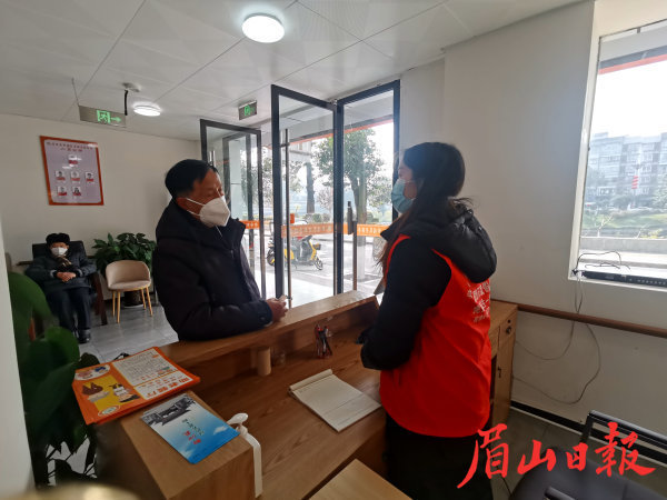 文桃玉耐心為前來咨詢的老人解答問題。