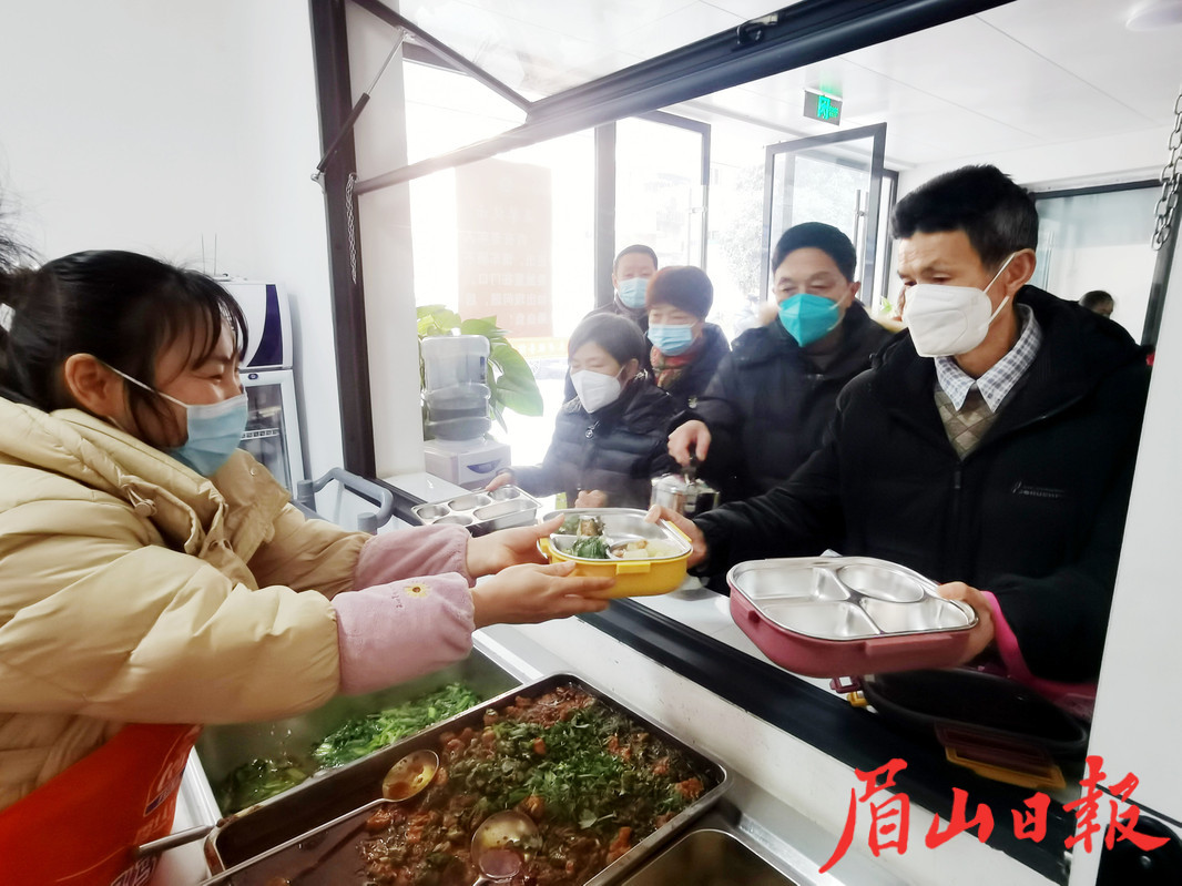 黃國平為老人們打飯。