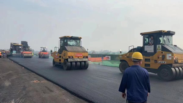  彭壽街開展瀝青攤鋪作業。