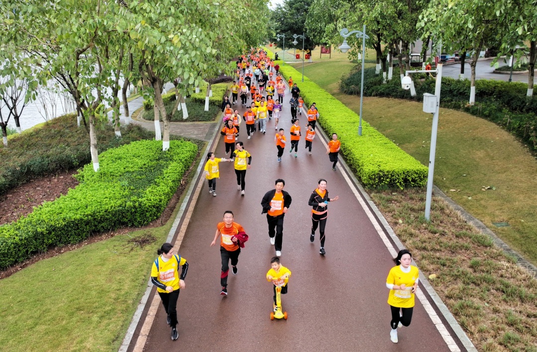 跑進公園。.jpg