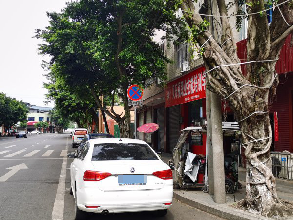 彭山區紫薇路，有車輛對違停標識“視而不見”。