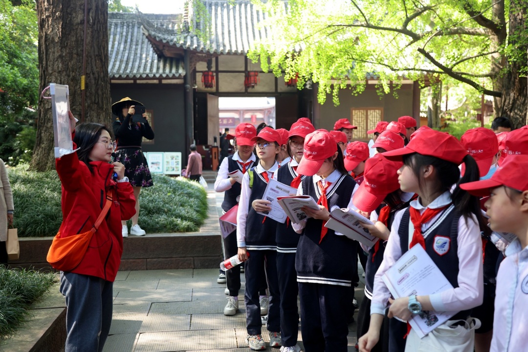 成都市小學(xué)師生在三蘇祠研學(xué)。.jpg