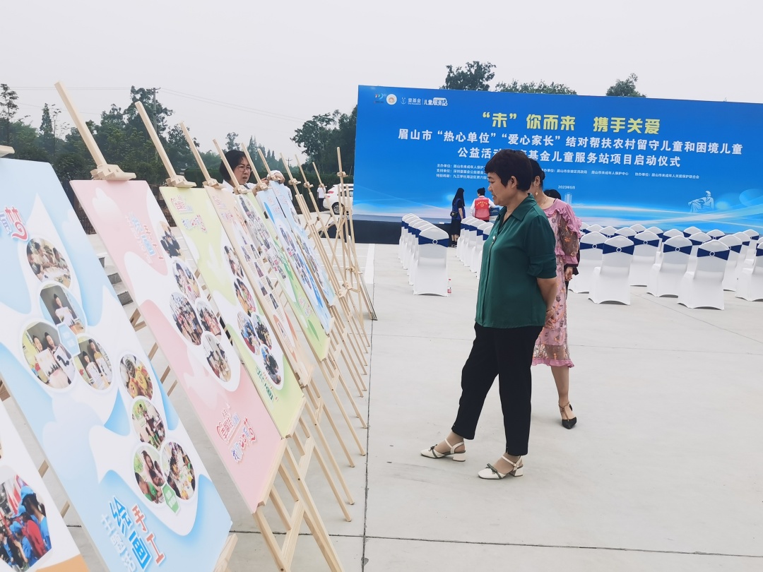 市民在活動現場觀看“永豐幸福娃”主題展。.jpg