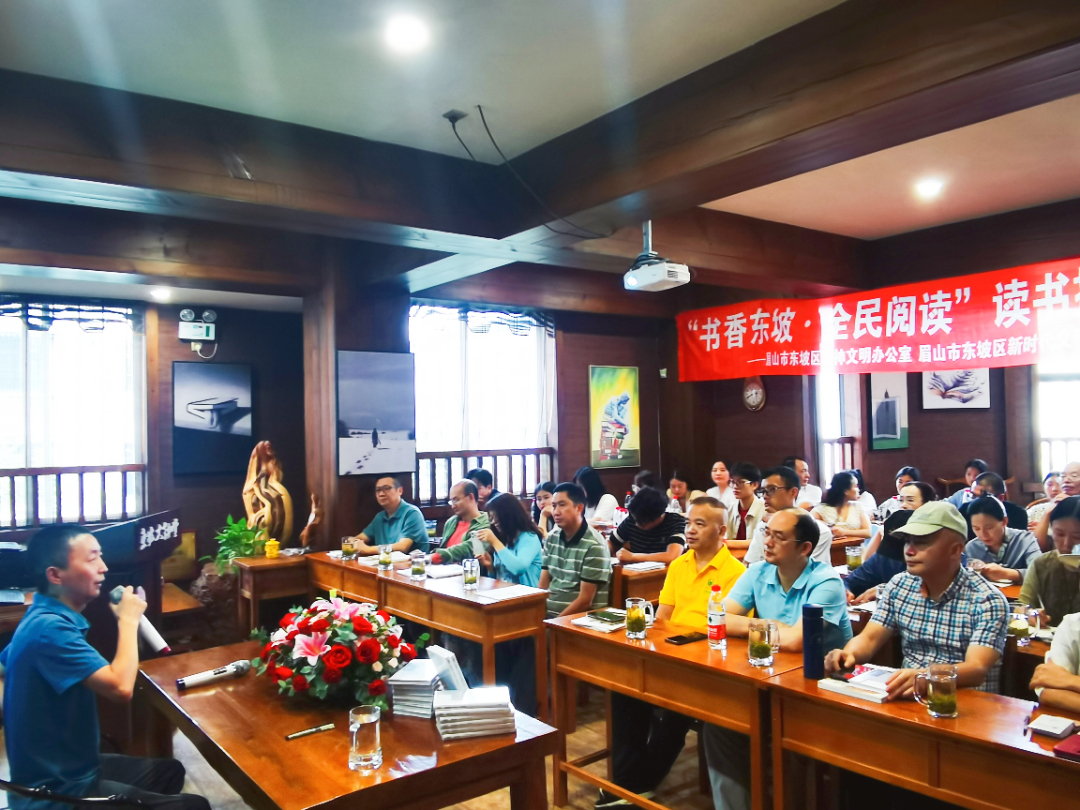  熊焱為大家分享在寫作中關(guān)于語言的表達(dá)經(jīng)驗(yàn)。