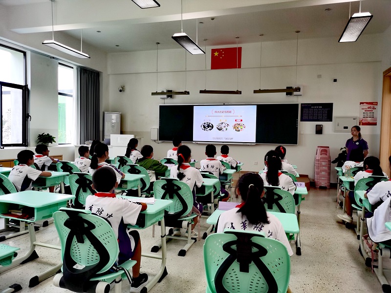  收看開學第一課。