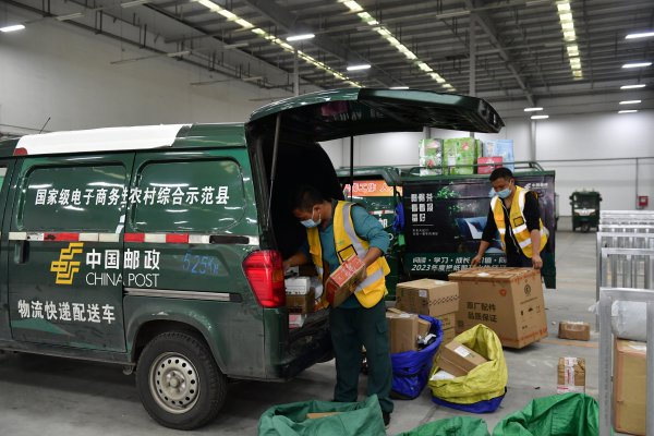  中國郵政眉山分公司網絡運營中心，工作人員正在投遞包裹。