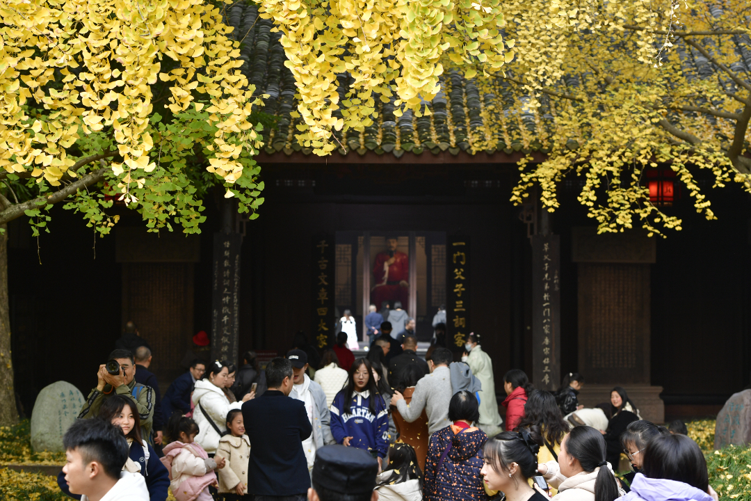 三蘇祠游人如織。