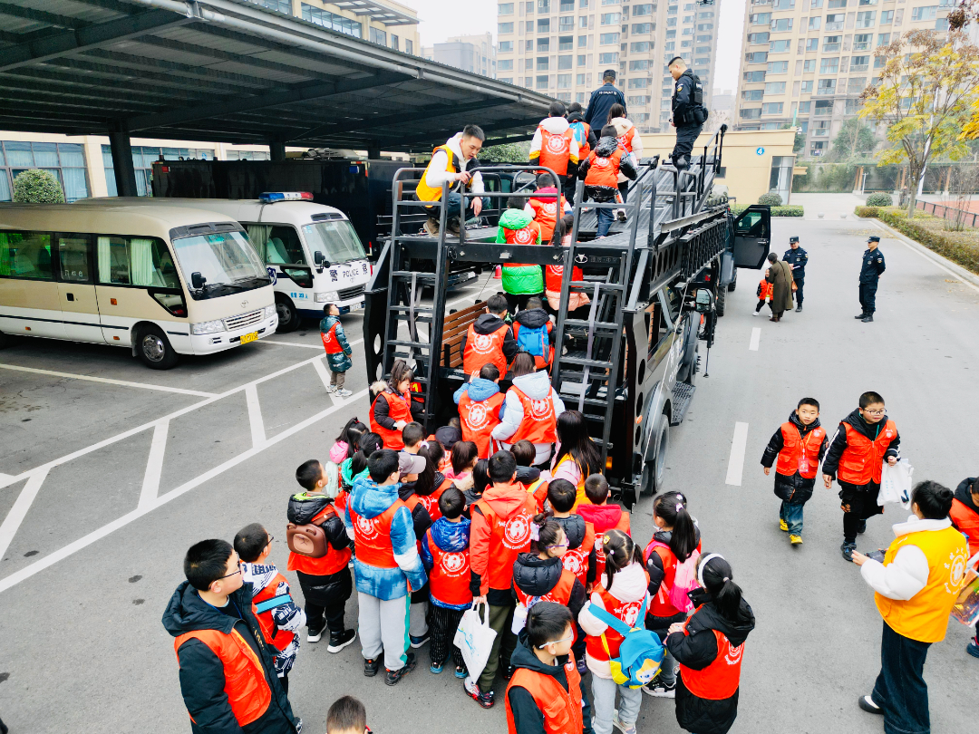 東坡小記者們認識車輛裝備。