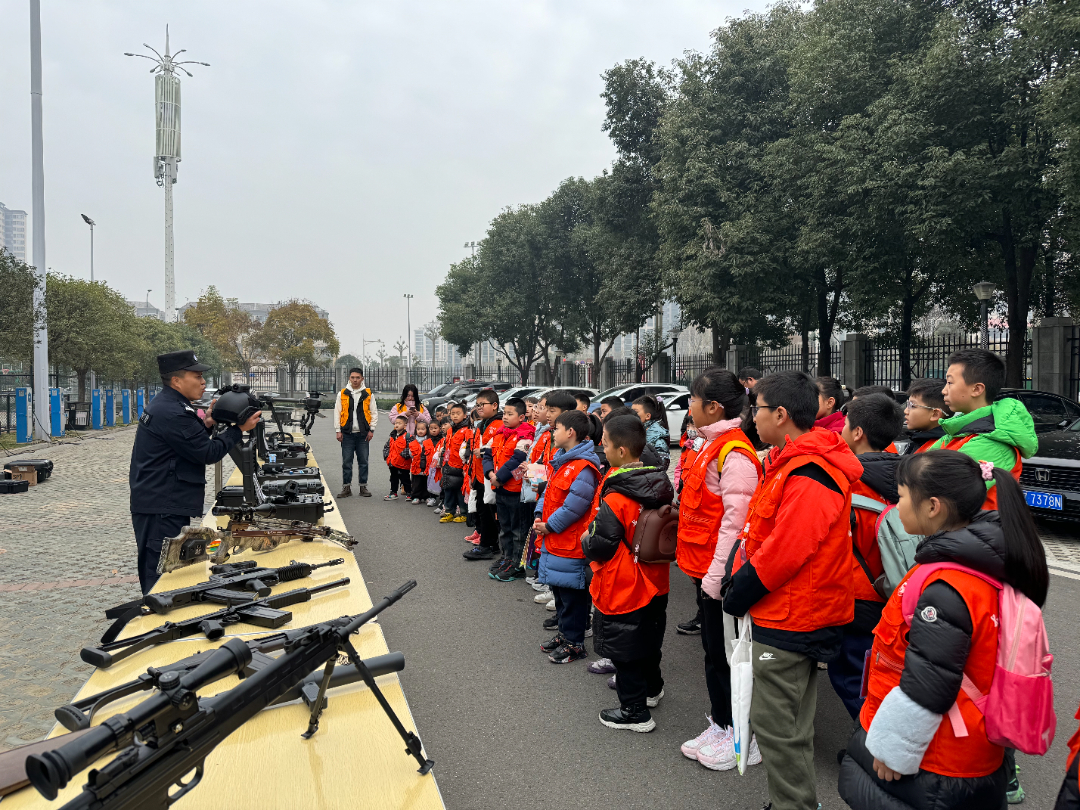 特警為大家詳細講解了不同特警槍支裝備的種類。