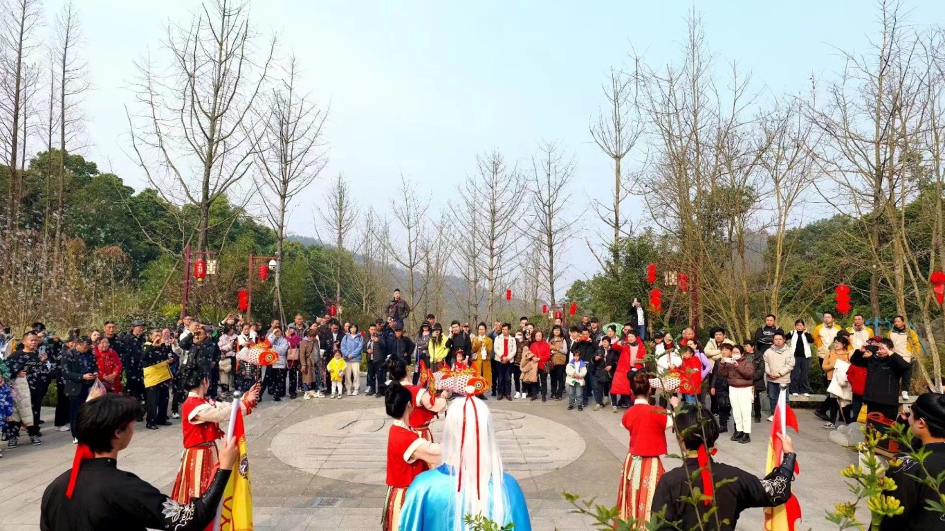 彭祖山景區(qū)開展“新春盛會”，推出龍年新春集市、彭祖駕到·巡游大劇場、《奇石之韻》新春展覽、投壺贏紅包、新年滾滾樂、登高擊鼓祈福等11項新春活動.jpg