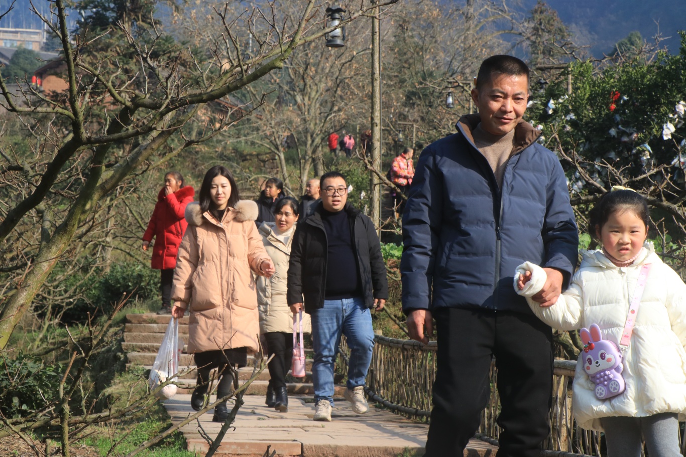游客打卡幸福古村。