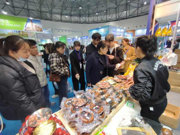 市民正在選購展品。.jpg