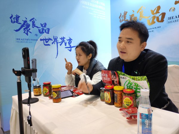 泡博會現場，展商線上直播銷售。.jpg