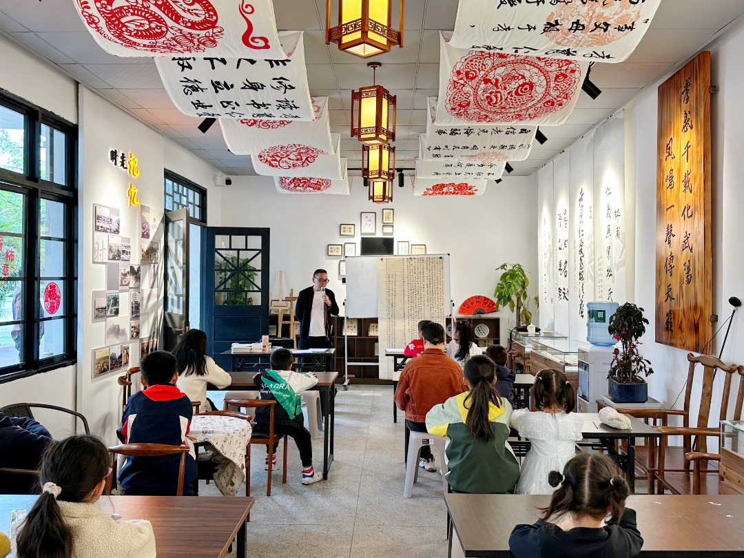 社區青少年在彭山記憶館參加興趣活動。