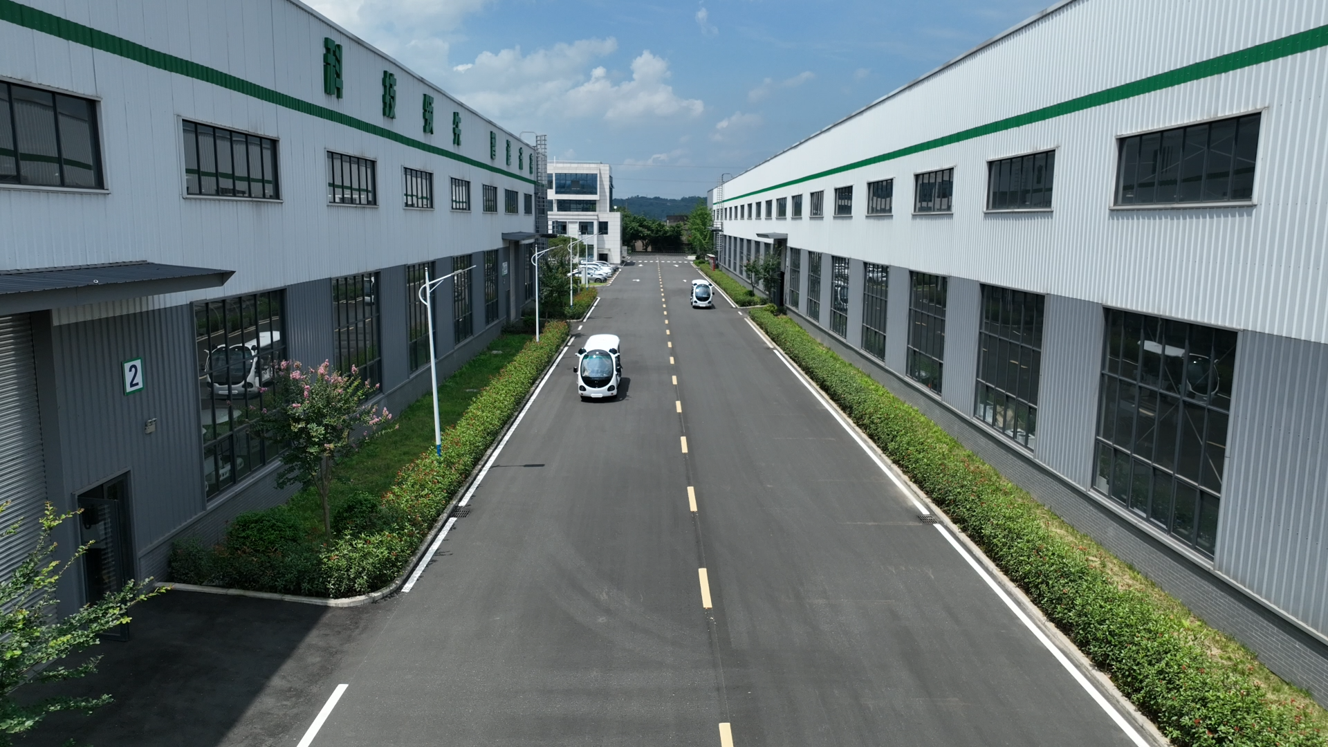 無人駕駛觀光車正在進行場內(nèi)調(diào)試。.png